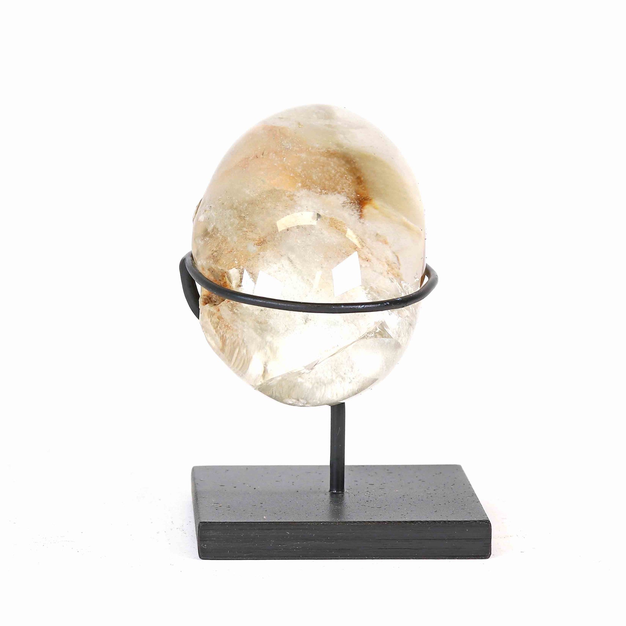 Bergkristall mit Einschlüssen (Chlorit) auf Display