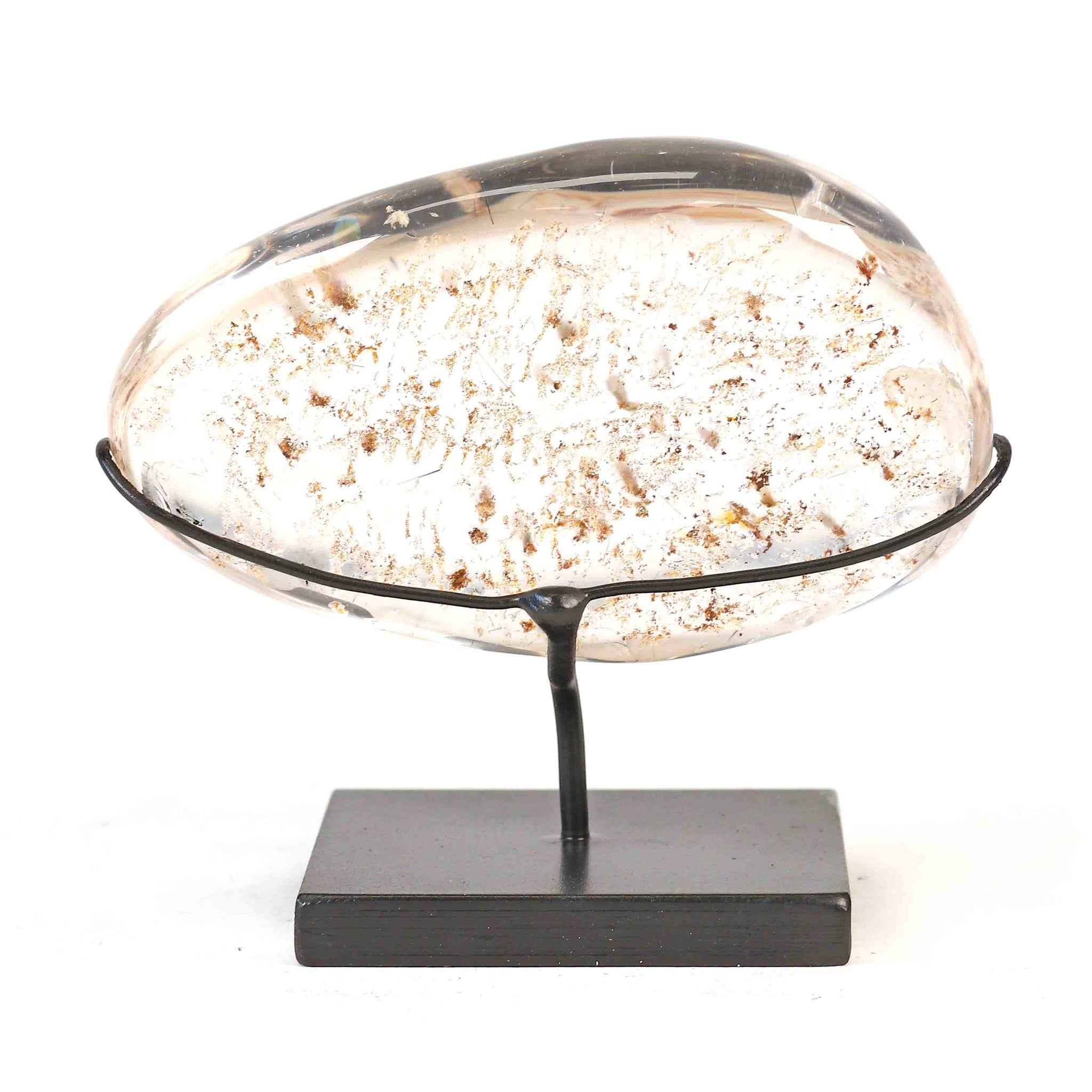 Bergkristall mit Einschlüssen (Chlorit) auf Display