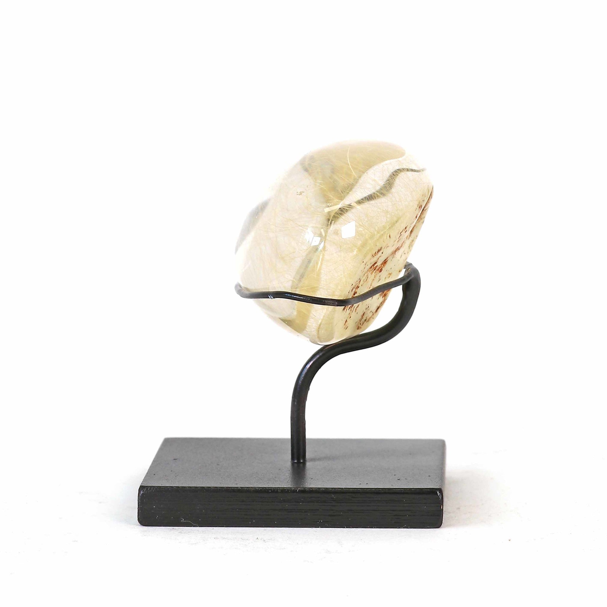 Bergkristall mit Chlorit-Einschlüssen auf Display